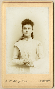 106466 Portret van Helena Josephina Elisabeth ('Lena') Smit, geboren Leiden 28 juni 1885, dochter van Christiaan Smit ...